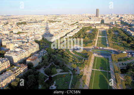 Luftaufnahme des Champ de Mars bei Sonnenuntergang mit dem Schatten des Eiffelturms, von der Spitze des Eiffelturms, Paris, Frankreich Stockfoto