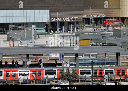 Stratford London Bahnhof Plattform & Züge enthält zentrale Linie Zug & Stratford City Bus Station am Westfield Shopping Centre England Stockfoto