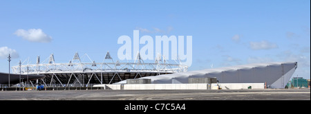 2012 Olympic Park Wasserball Arena mit dem Olympiastadion und der Londoner City Skyline über Stratford Newham East London England Großbritannien Stockfoto