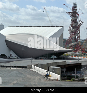 Ausblick auf 2012 Olympic Park Aquatic Centre und die ArcelorMittal Orbit Tower in London 2012 Olympic Park Stratford Newham East London England Großbritannien Stockfoto