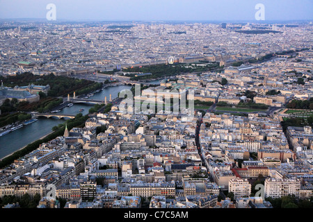Luftaufnahme der Stadt Paris bei Sonnenuntergang von der Spitze des Eiffelturms, Paris, Frankreich Stockfoto