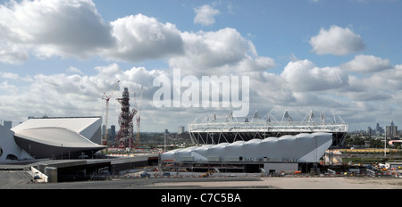 Blick auf Olympic Park Aquatics Center & Orbit Tower links, Main Stadium Mitte, Wasserball rechts & City of London Skyline entfernt Stratford UK Stockfoto