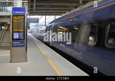 Südöstlichen high speed Javelin am Bahnhof Stratford International Station Plattform neben Olympic Park 2012 & Einkaufszentrum Westfield London England Großbritannien Stockfoto