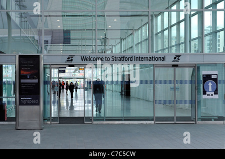 Stratford Bahnhof International für die südöstlichen Hochgeschwindigkeitszug & Spaziergang durch Link zum DLR verbindet effektiv Westfield Olympic Park GROSSBRITANNIEN Stockfoto