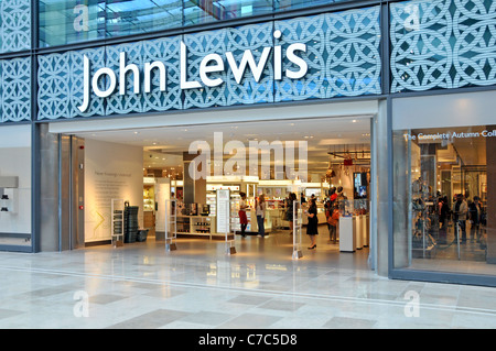 John Lewis Department Store Eingang & Innenraum gesehen von Shopping Mall in Stratford City Einkaufszentrum Westfield Newham East London England Großbritannien Stockfoto