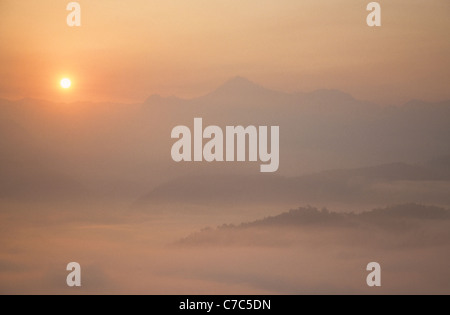 Mae Hong Son (Stadt der drei Nebel) Tal bei Sonnenaufgang, Thailand.  Genommen von den Shan-Bergen. Bild illustriert den Morgennebel. Stockfoto