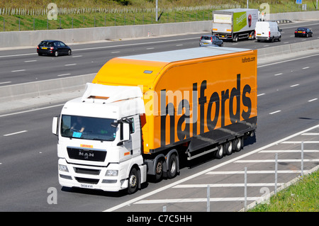 Halfords artikuliert speichern Lieferung LKW und Anhänger LKW von DHL betrieben Stockfoto