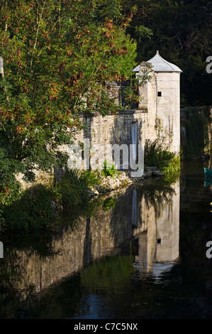 Turm am Ufer der Charente Fluß, Bassac, Charente, Frankreich Stockfoto