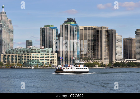 Toronto-Ansicht der Harbourfront, High Rise Eigentumswohnungen, Boot auf See, Finanzplatz Stockfoto