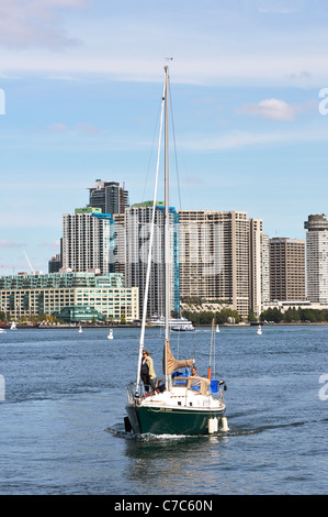 Toronto-Ansicht der Harbourfront, High Rise Eigentumswohnungen, Boot auf See, Finanzplatz Stockfoto