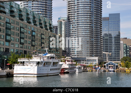 Toronto Harbourfront, Queens Quay Boote und Eigentumswohnungen Stockfoto