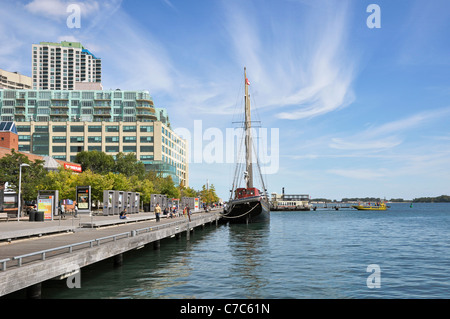 Toronto Harbourfront, Queens Quay, Boote und Luxus-Eigentumswohnungen am Wasser Stockfoto