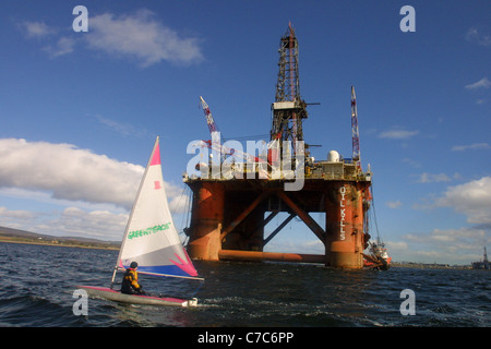 Greenpeace Protest gegen Bohrinsel in Schottlands Cromarty Firth teilnehmen. Stockfoto