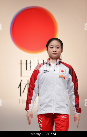 Koko Tsurumi (JPN) stellt für die Bilder bei der Pressekonferenz von der künstlerischen Gymnastik-WM 2011. Stockfoto