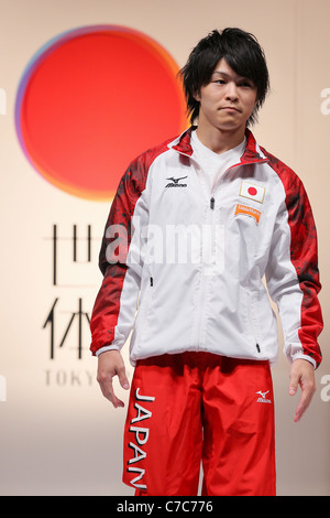 Kohei Uchimura (JPN) stellt für die Bilder bei der Pressekonferenz von der künstlerischen Gymnastik-WM 2011. Stockfoto