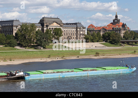 Blick über die Elbe in Richtung des sächsischen Staates Ministerium der Finanzen - Dresden, Sachsen, Deutschland, Europa Stockfoto