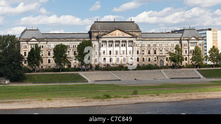 Blick über die Elbe in Richtung des sächsischen Staates Ministerium der Finanzen - Dresden, Sachsen, Deutschland, Europa Stockfoto