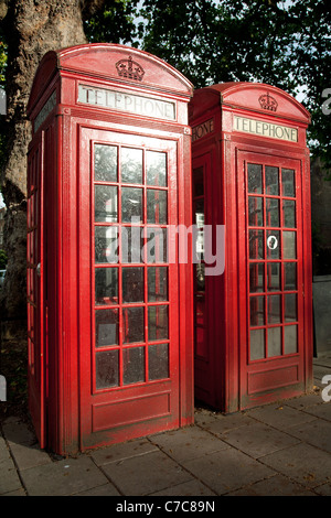 Zwei rote Telefon Boxen Brook Street Hammersmith London Stockfoto