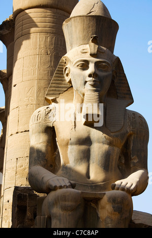Sitzende Kolossalstatue von Ramses II, Luxor-Tempel, Luxor, Ägypten Stockfoto