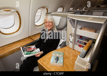 UK, Business Class Flugreisen, mittlere gealterte Frau Passagier entspannen im Oberdeck des A380 von Emirates Airlines Stockfoto