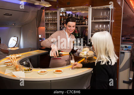UK, Business Class Flugreisen, Emirates Airlines A380-Flugzeuge, PKW an oberen Kabine Cocktailbar serviert wird Stockfoto