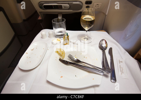 UK, Business Class Flugreisen, leere Teller im Flug Mahlzeit serviert auf Emirates Airlines A380-Flugzeuge Stockfoto