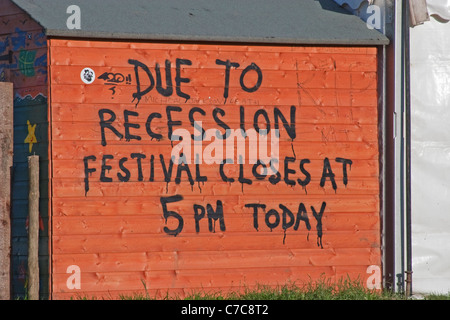 Lustige Graffiti über Rezession und Zustand der Wirtschaft auf Schuppen beim Glastonbury Festival Stockfoto