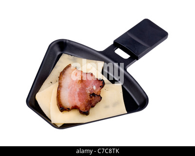 Raclettepfännchen mit Käse und leckere Speck isoliert auf weißem Hintergrund mit Beschneidungspfad Stockfoto