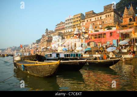 Boote und Tempel am Fluss Ganges in der Heiligen Hindu Varanasi, Indien im Staat Uttar Pradesh Stockfoto