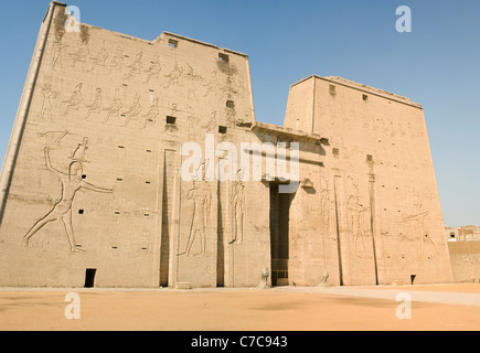 Panoramablick über den ersten Pylon des Tempels von Horus in Edfu, Ägypten Stockfoto