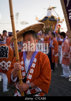 Hamaori-Sai Matsuri (Hamaori Sai Festival) Chigasaki JAPAN tragen Mikoshi, tragbare Schreine heraus in den Ozean Stockfoto