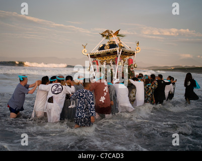 Hamaori-Sai Matsuri (Hamaori Sai Festival) Chigasaki JAPAN tragen Mikoshi, tragbare Schreine heraus in den Ozean Stockfoto