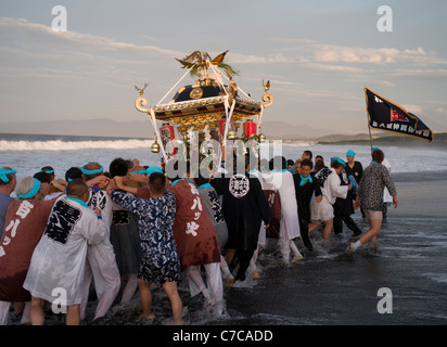 Hamaori-Sai Matsuri (Hamaori Sai Festival) Chigasaki JAPAN tragen Mikoshi, tragbare Schreine heraus in den Ozean Stockfoto