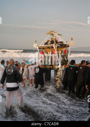 Hamaori-Sai Matsuri (Hamaori Sai Festival) Chigasaki JAPAN tragen Mikoshi, tragbare Schreine heraus in den Ozean Stockfoto