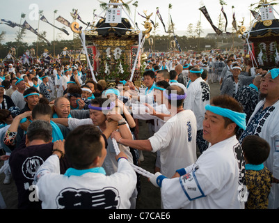 Hamaori-Sai Matsuri (Hamaori Sai Festival) Chigasaki JAPAN tragen Mikoshi, tragbare Schreine heraus in den Ozean Stockfoto