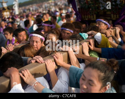 Hamaori-Sai Matsuri (Hamaori Sai Festival) Chigasaki JAPAN tragen Mikoshi, tragbare Schreine heraus in den Ozean Stockfoto