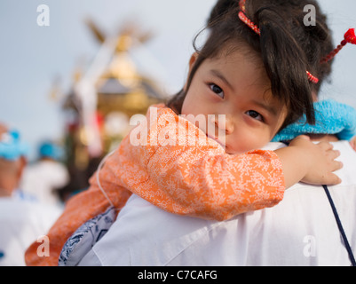 Hamaori-Sai Matsuri (Hamaori Sai Festival) Chigasaki JAPAN junge japanische Mädchen auf Vaters Schulter Stockfoto