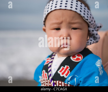 Hamaori-Sai Matsuri (Hamaori Sai Festival) Chigasaki JAPAN japanische baby tragen Kopftuch und Happi Mantel Stockfoto