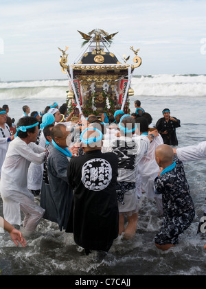 Hamaori-Sai Matsuri (Hamaori Sai Festival) Chigasaki JAPAN tragen Mikoshi, tragbaren Schrein in den Ozean. Stockfoto