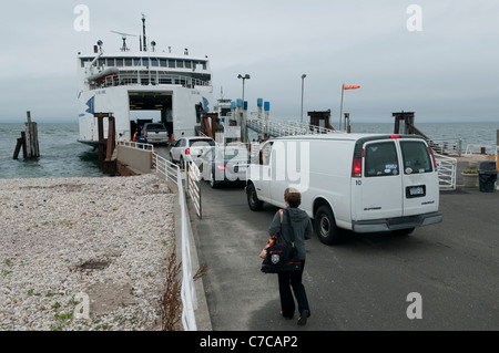 PKW, van & Person boarding die Autofähre "Susan Anne" am Kreuz Sound Ferry Terminal, Orient Point, Long Island, New York, USA Stockfoto