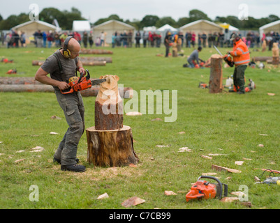 Cheshire Spiel & Country Fair - Man Carving Bär Skulptur aus Protokoll mit Kettensäge Stockfoto