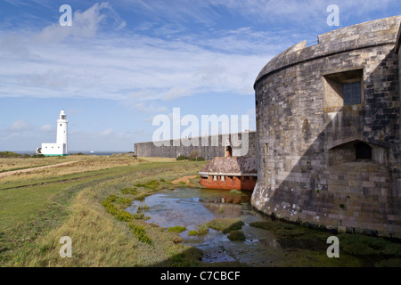 Hurst Castle Wände und Hurst Point Lighthouse am westlichen Eingang zu den Solent, über dem Wasser von der Isle Of Wight. Stockfoto