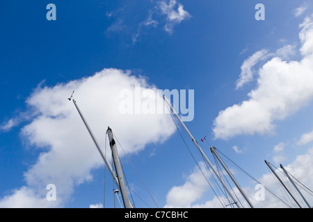 Yacht-Masten im Yachtclub Werft gegen blauen Himmel und weiße Wolken Stockfoto