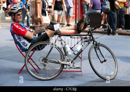 Ein Radfahrer entspannt auf dem Times Square in New York City. Stockfoto