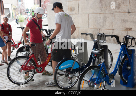 Ein Radfahrer bereitet sich auf ein Fahrrad aus Washington, DC Capital Bikeshare Programm versuchen. Stockfoto