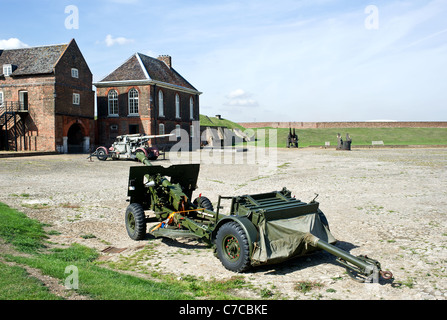 Ein QF 25 Pdr Feldgeschütz und geschmeidig in Tilbury Fort in Essex Stockfoto