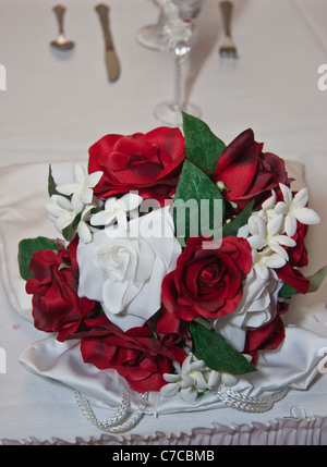 Hochzeitsbrauen Blumenstrauß auf einem Tisch Bilder Bilder Bilder Fotos oben von oben Nahaufnahme sehr hochauflösendes vertikales Format in Ohio USA Hi-res Stockfoto