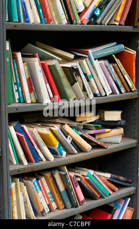 Regale voller gebrauchte Bücher zum Verkauf in einem Shop in Hay-on-Wye, Powys, Wales Stockfoto