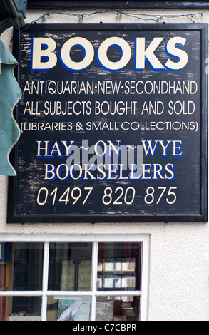 Melden Sie sich außerhalb einer Buchhandlung in Hay-on-Wye, Powys, Wales Stockfoto