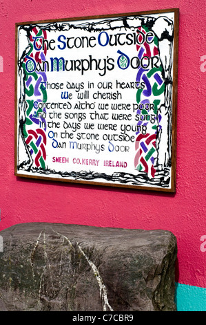 Der Stein und das Schild an der Wand vor der bekannten Dan Murphy es Pub in Sneem, auf dem Ring of Kerry, Irland Stockfoto